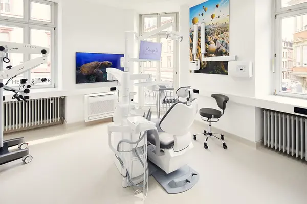 Modernes, helles Zahnarztpraxis-Behandlungszimmer mit Behandlungsstuhl und Dentaltechnik.